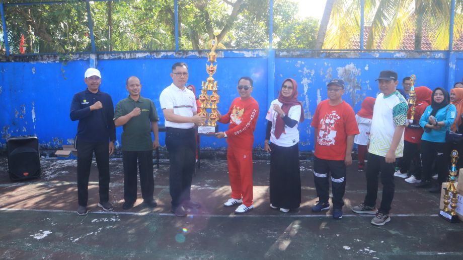 Pembagian Hadiah Kegiatan Lomba Pertandingan Bola Volley dan Futsal Antar Bidang dan UPT