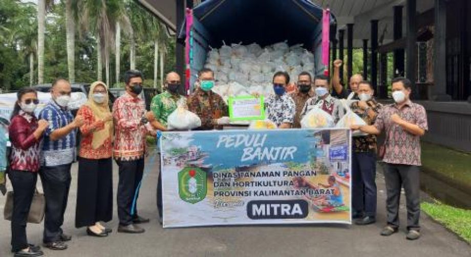 Dinas Tanaman Pangan dan Hortikultura Kalbar serahkan 500 paket bantuan untuk korban banjir