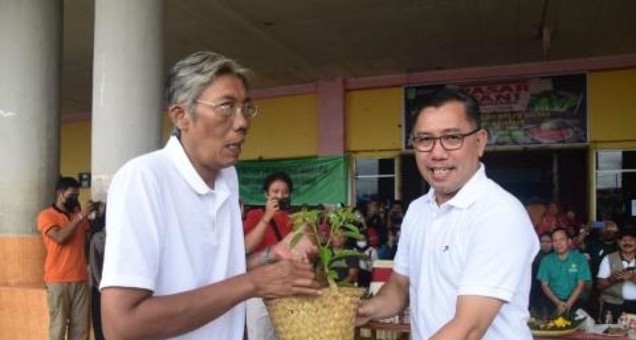 Kadis TPH Kalbar ikut luncurkan pasar petani dan gerakan tanam di Sintang