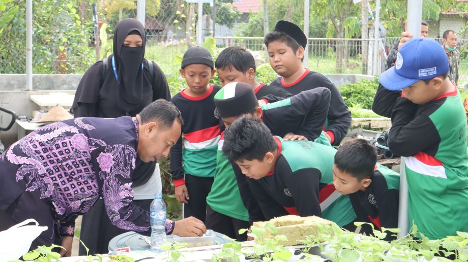 Kunjungan Belajar SD Islam Terpadu An Naajiyah ke Kebun Ayobertani Dinas Tanaman Pangan dan Hortikultura Provinsi Kalimantan Barat