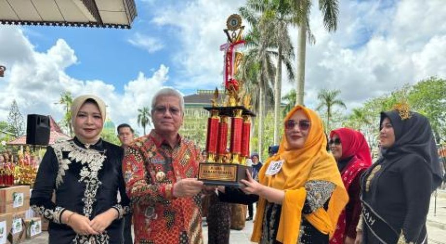 DISTPH Kalbar Raih Juara Pertama Lomba Parade Kebaya Semarak Hari Kartini