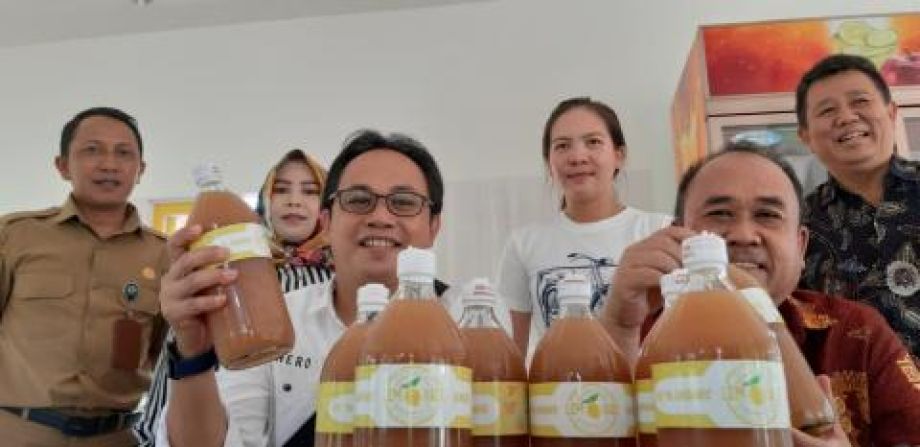 Melihat produksi Borneo Lemonde Extract di Singkawang