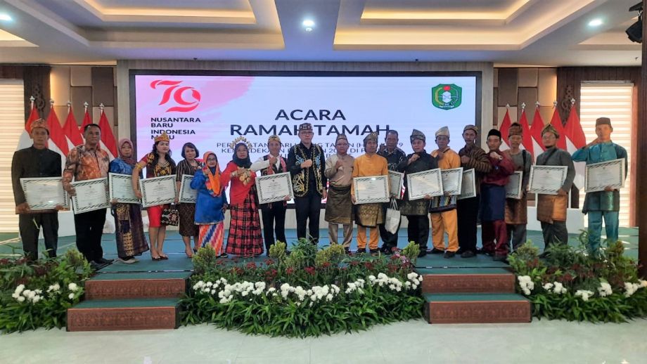 Pemberian Penghargaan Insan Pertanian Berprestasi Tingkat Provinsi Kalimantan Barat Tahun 2024