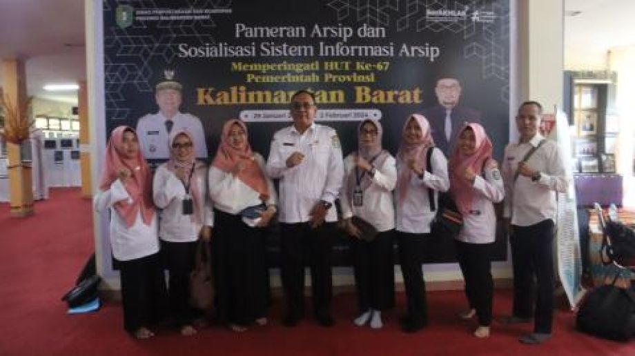 SEKRETARIS DINAS DAN PETUGAS ARSIP DTPH KALBAR KUNJUNGI PAMERAN ARSIP